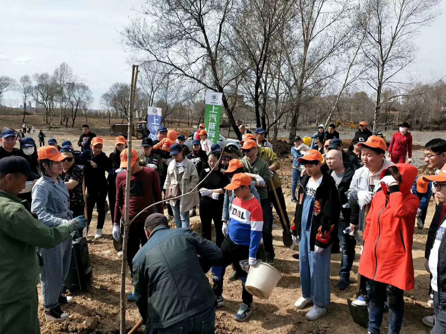 【凯华集团旗下鹤岗上汽大众*斯柯达4S店公益植树节】(图4)